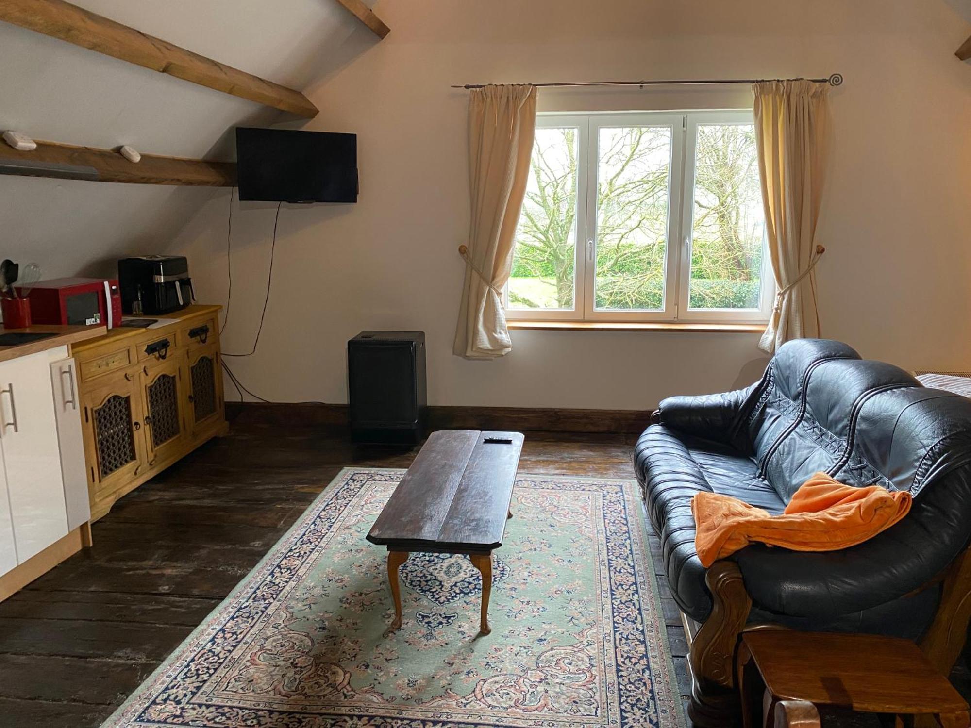 Spacious, Rustic Studio Space For 2 Persons Saint-Cyr-du-Bailleul Dış mekan fotoğraf